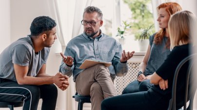 Junge Leute sitzen im Kreis, Gruppentherapie