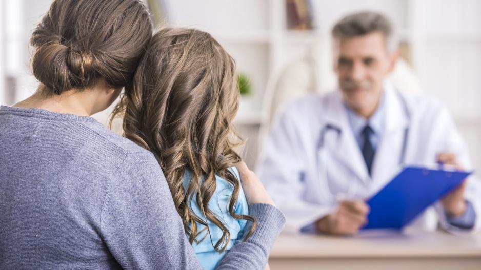 Mother with Kid talkingtoDoctor