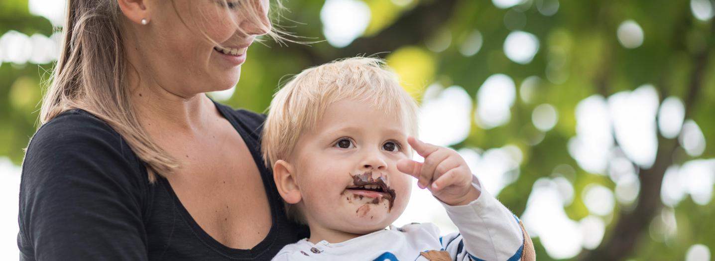 Wir verbessern das Leben von Menschen mit besonderen Ernährungsbedürfnissen. Frau mit Kind und Dr. Schär Produkten