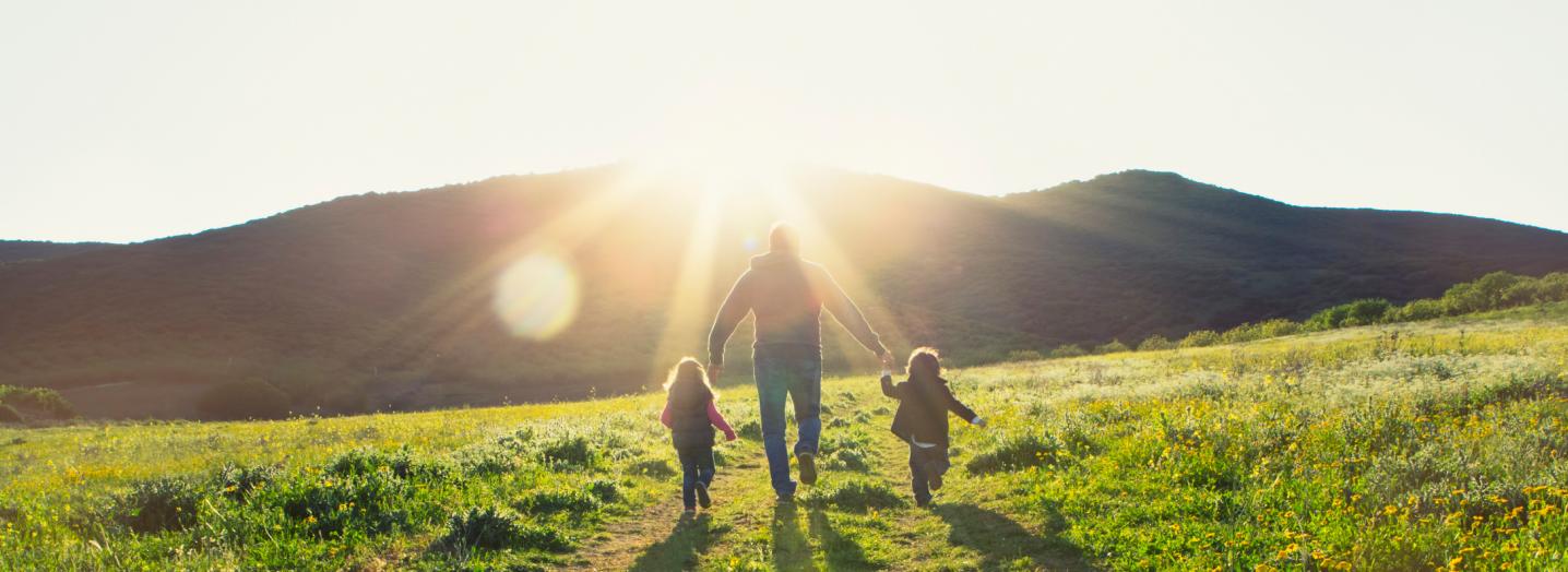 Mann mit Kindern in Sonnenuntergang